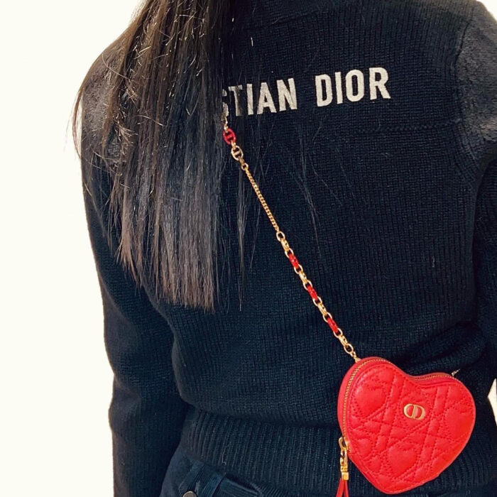 Blackpink Jisoo was seen wearing Dior sweater and Cartier rings on Instagram
