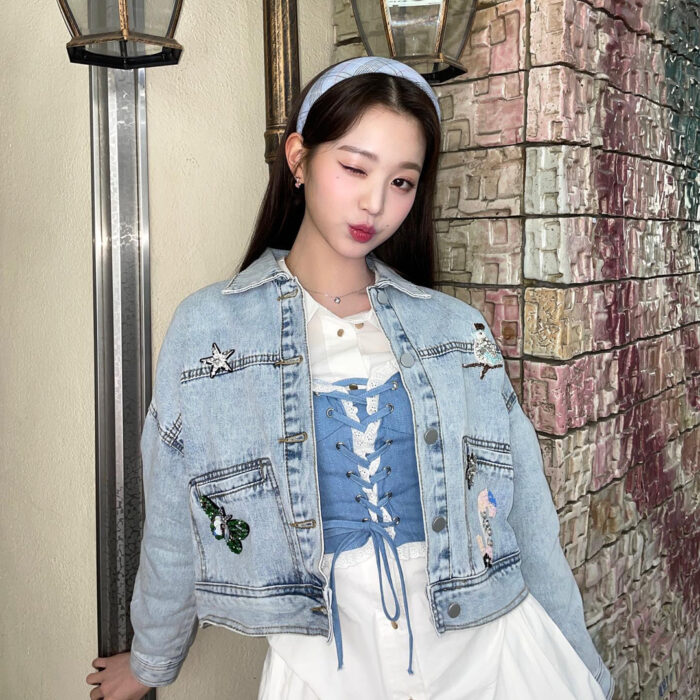 IVE Won Young outfit from Feb 26, 2022 : Satin denim jacket