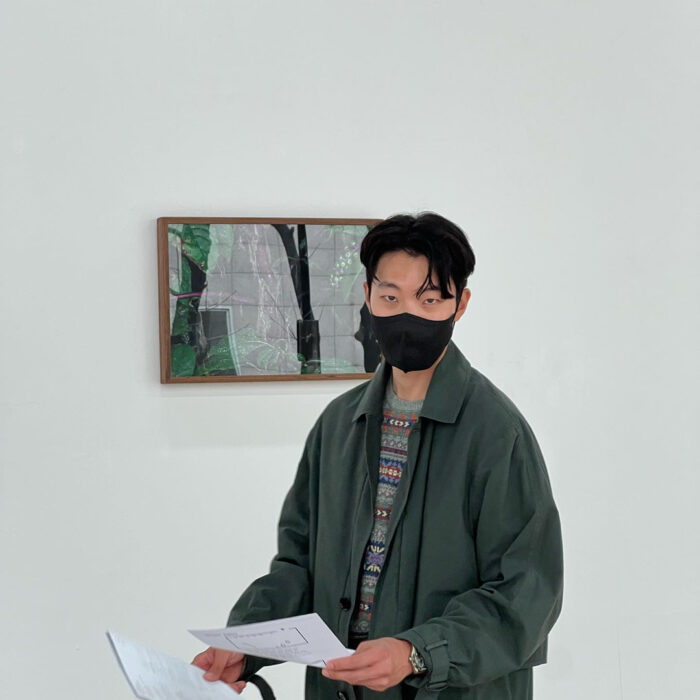Ryu Jun Yeol visited a museum wearing Lemaire coat and Polo Ralph Lauren sweater