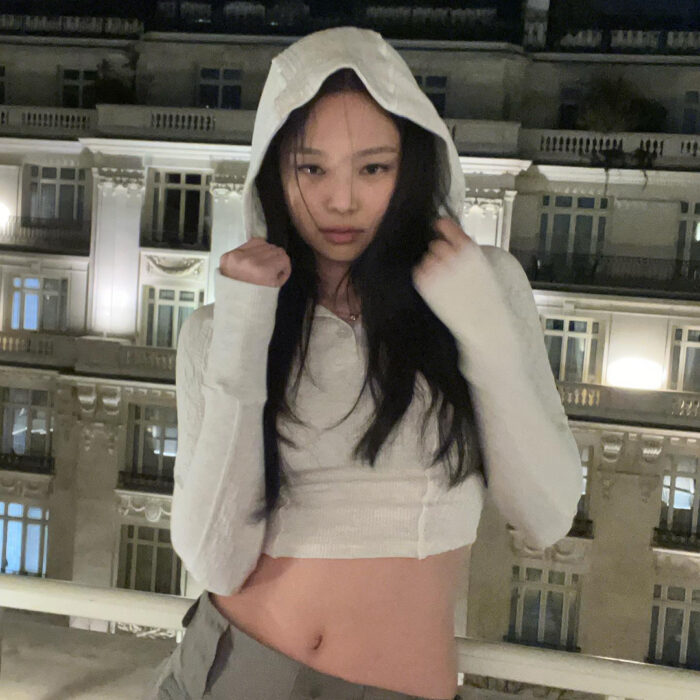 Blackpink Jennie outfit from March 9, 2022 : Heyin Seo hoodie and more