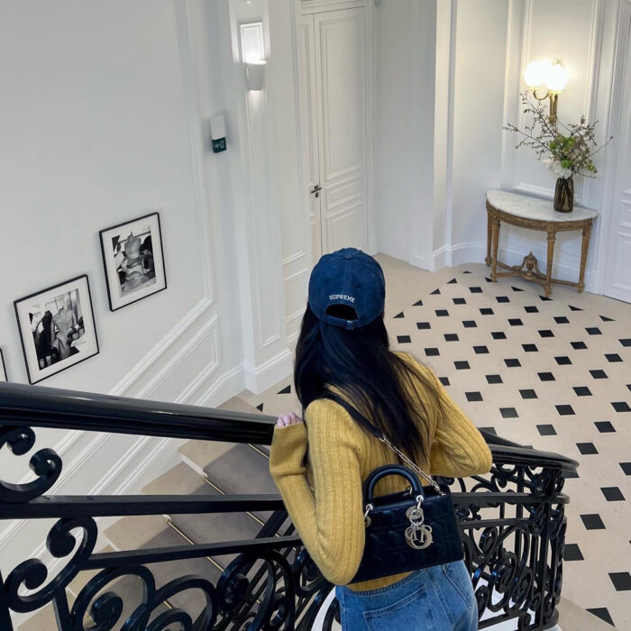 Blackpink Jisoo outfit from March 6, 2022 : Dior bag and more