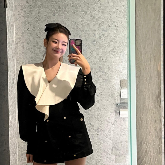 Itzy Lia outfit from Feb 25, 2022 : EENK blouse