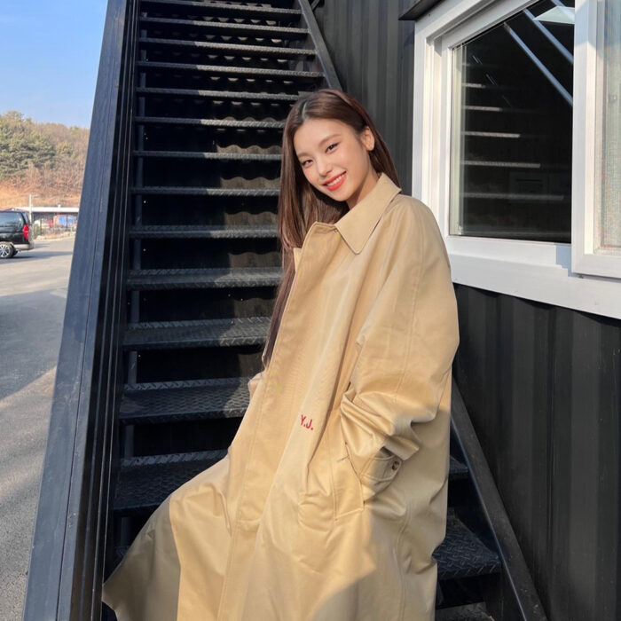 Itzy Yeji outfit from March 15, 2022 : Burberry coat