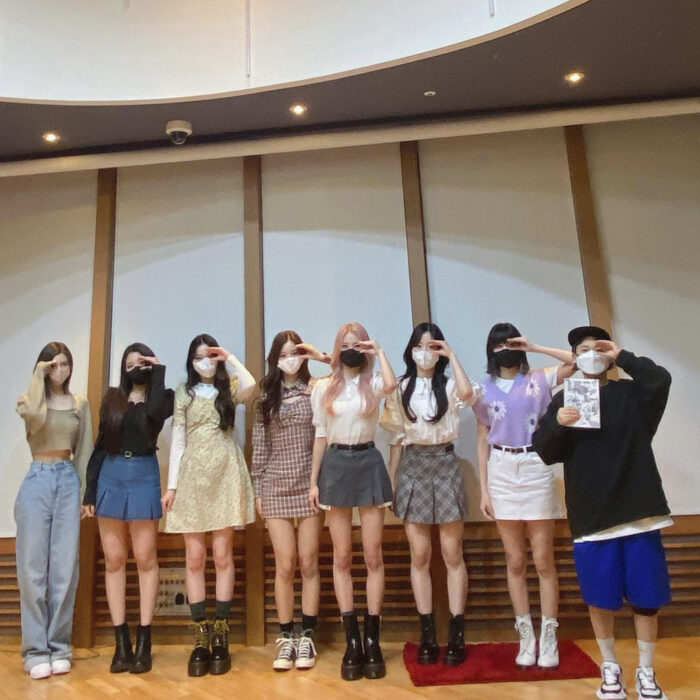 NMIXX Sullyoon outfit from March 7, 2022 : Converse sneakers and more