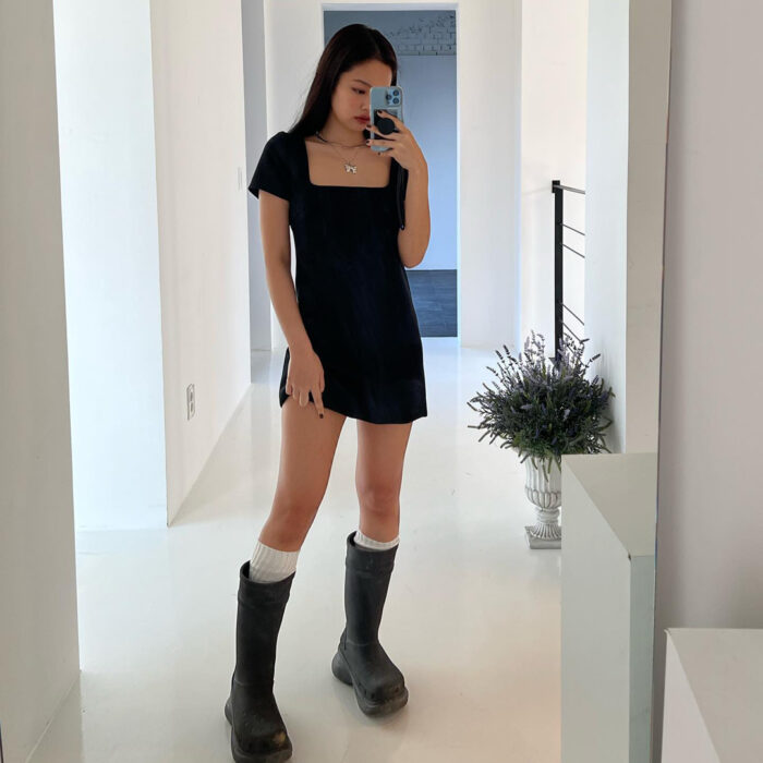 Blackpink Jennie outfit from April 4, 2022 : Balenciaga x Crocs boots and more