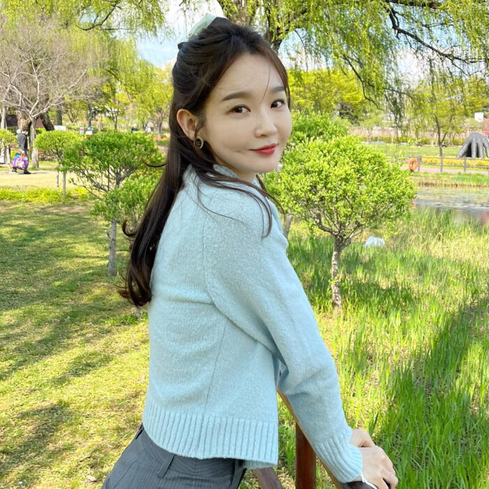 Davichi Kang Min Kyung outfit from April 17, 2022 : Avieh Muah bag and more