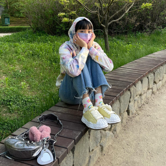 (G)I-dle Minnie outfit from April 25, 2022 : Balenciaga bag and more