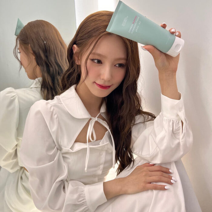 (G)I-dle Miyeon outfit from April 6, 2022 : Salon De Seoul blouse and more