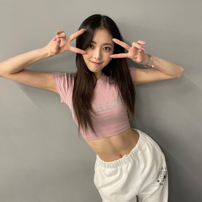 ITZY Yuna outfit from April 11, 2022 : Rockcake crop top and more