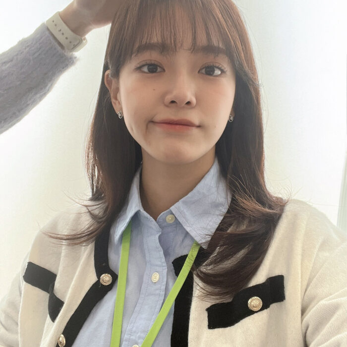 Kim Se Jeong outfit from March 28, 2022 : Among cardigan