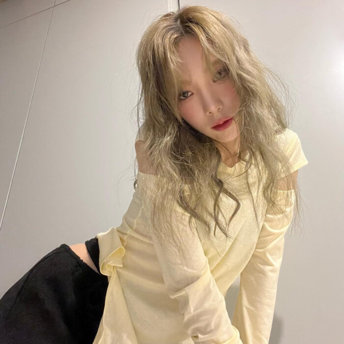 SNSD Taeyeon outfit from April 17, 2022 : Raive top and more