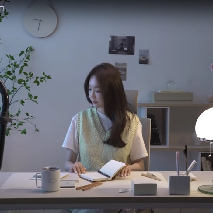 Davichi Kang Min Kyung outfit in new Youtube video from May 15, 2022 : Rrace vest and more