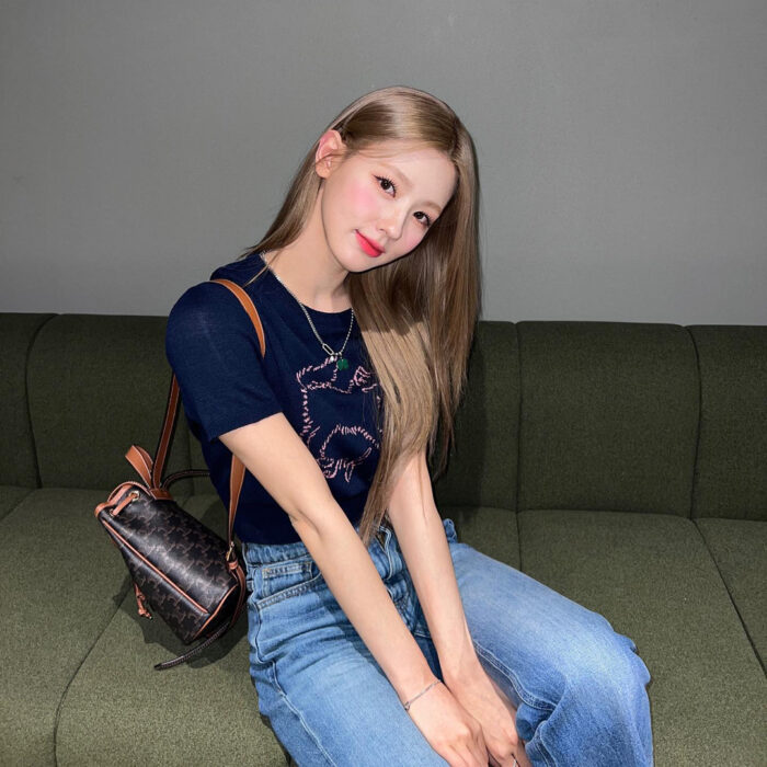 (G)I-dle Miyeon outfit from May 16, 2022 : Margarin Fingers knit top