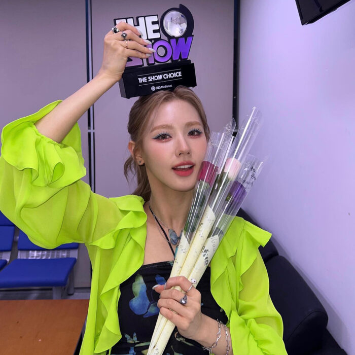 (G)I-dle Miyeon outfit from May 3, 2022 : Rokh blouse and more