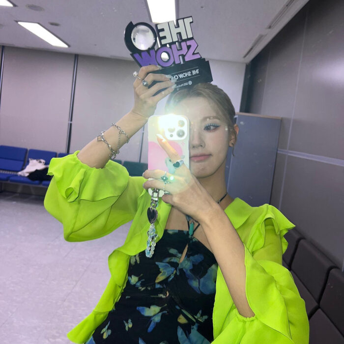 (G)I-dle Miyeon outfit from May 3, 2022 : Rokh blouse and more