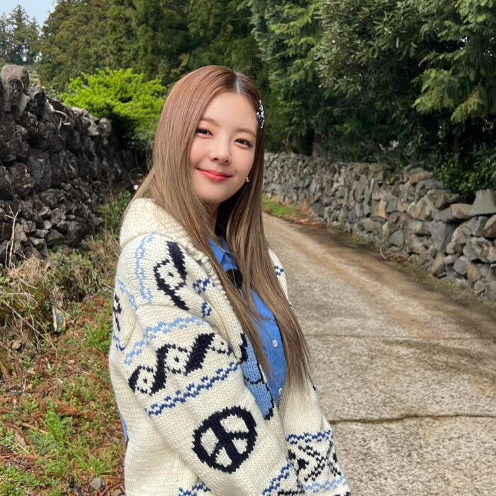 Itzy Lia outfit from May 7, 2022 : Polo Ralph Lauren cardigan