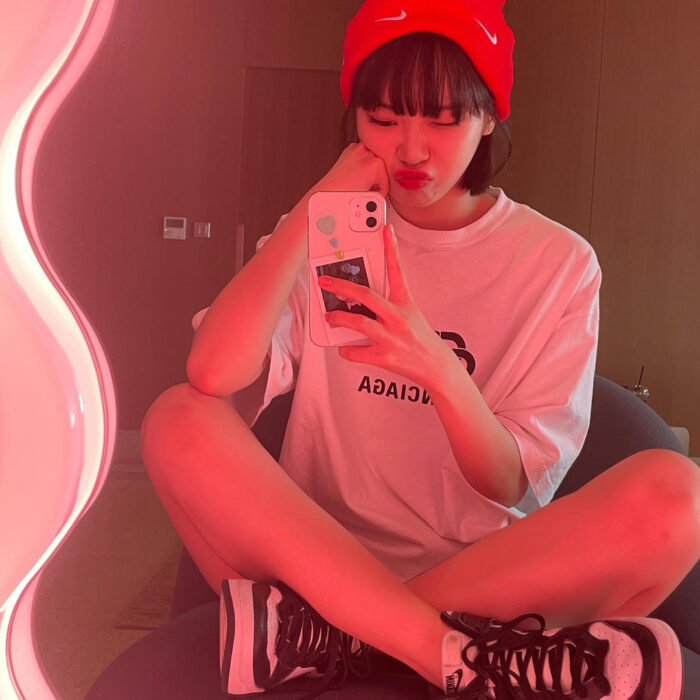 Le Sserafim Chaewon outfit from May 19, 2022 : Nike sneakers and more