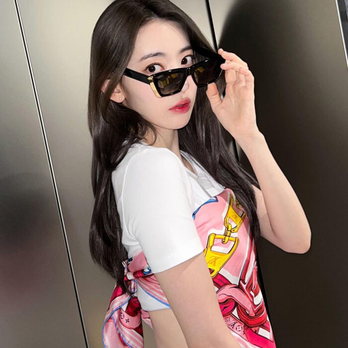 Le Sserafim Sakura outfit from May 16, 2022 : Louis Vuitton sunglasses and more