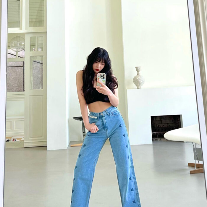 Red Velvet Joy outfit from May 19, 2022 : Kimhekim jeans