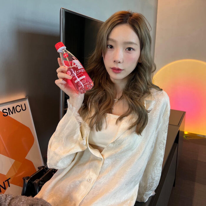 SNSD Taeyeon outfit from May 3, 2022 : Zara shirt and more
