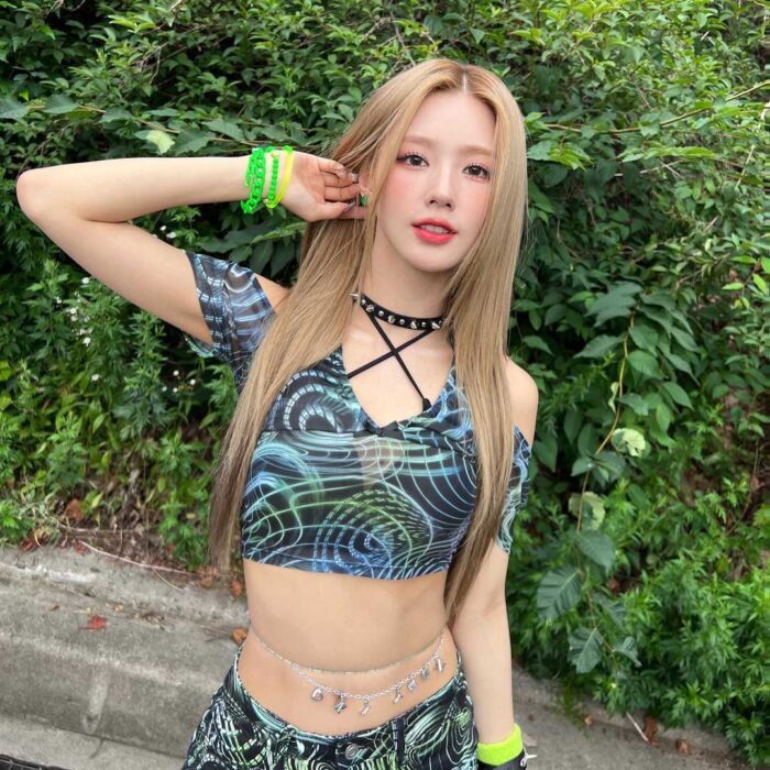 (G)I-dle Miyeon outfit from June 26, 2022 : Horoscopez skirt and more