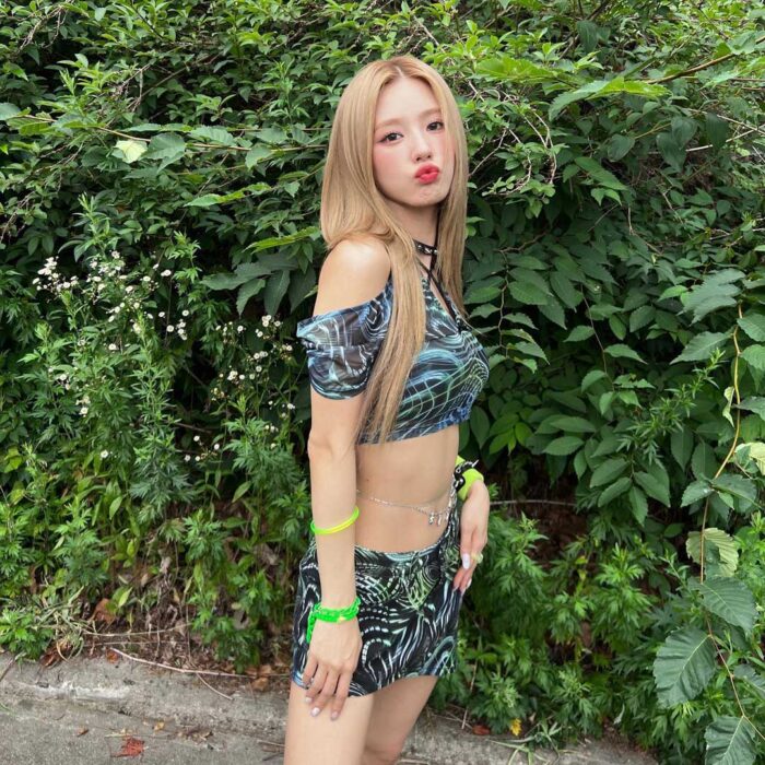 (G)I-dle Miyeon outfit from June 26, 2022 : Horoscopez skirt and more