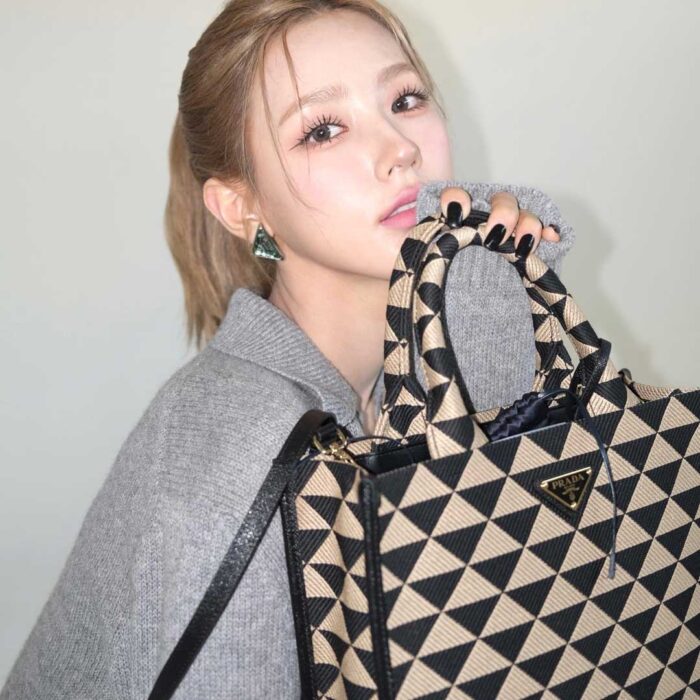 (G)I-dle Miyeon outfit from June 6, 2022 : Prada bag and more