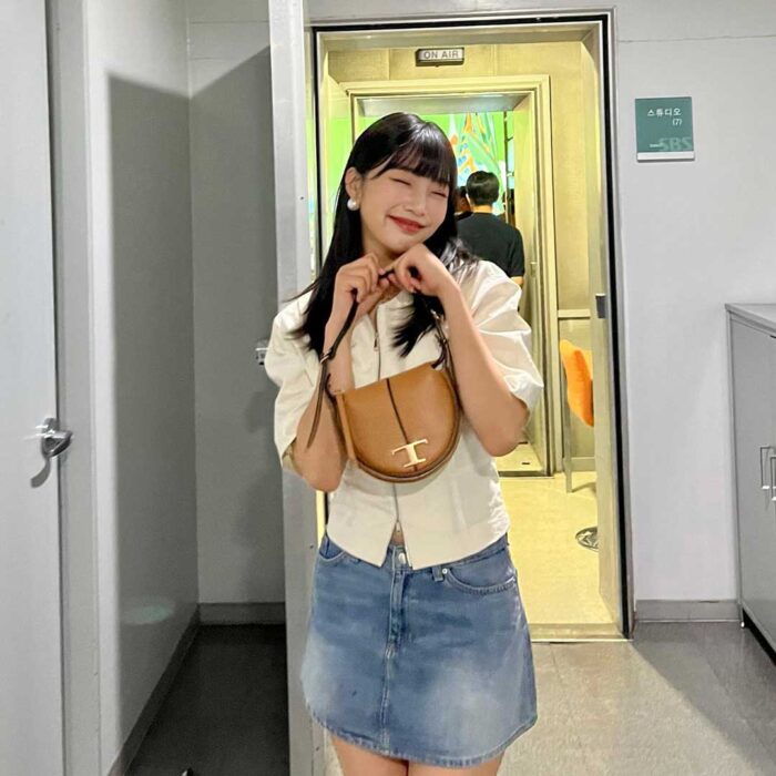 Red Velvet Joy outfit from June 22, 2022 : Tod's bag and more