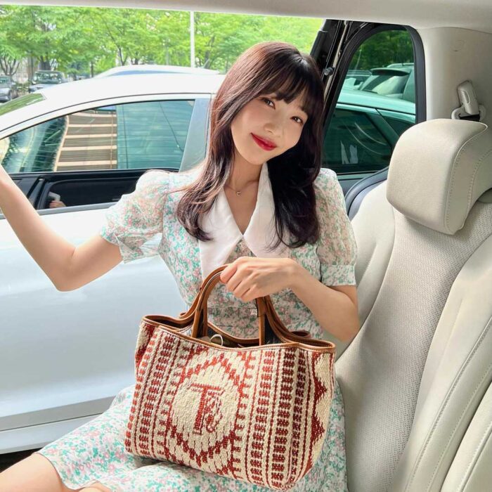 Red Velvet Joy outfit from June 9, 2022 : Tod's bag and more