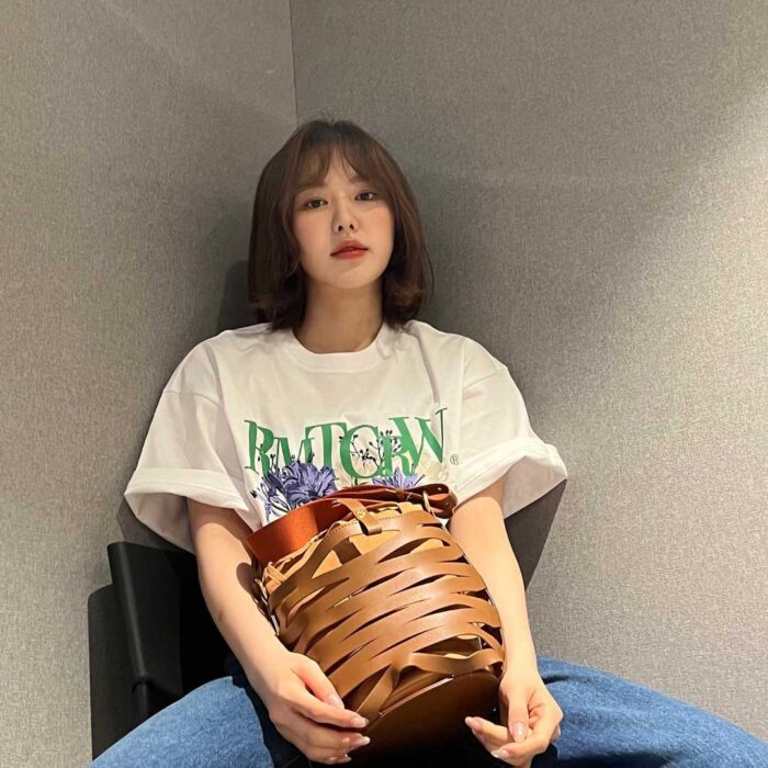 Red Velvet Wendy outfit from June 15, 2022 : Decke bag and more