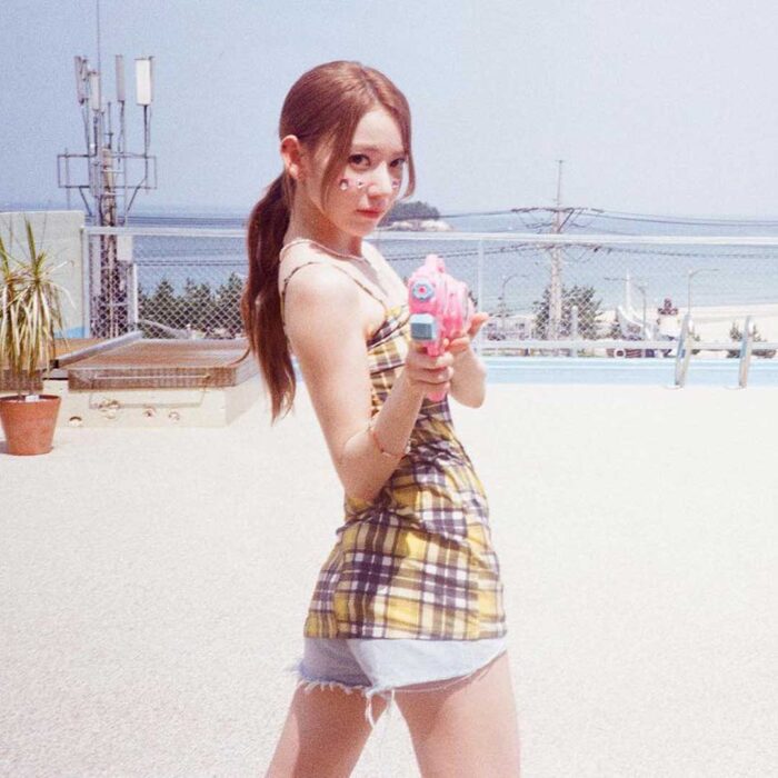 Le Sserafim Sakura outfit from Aug 9, 2022 : Zara shorts and more