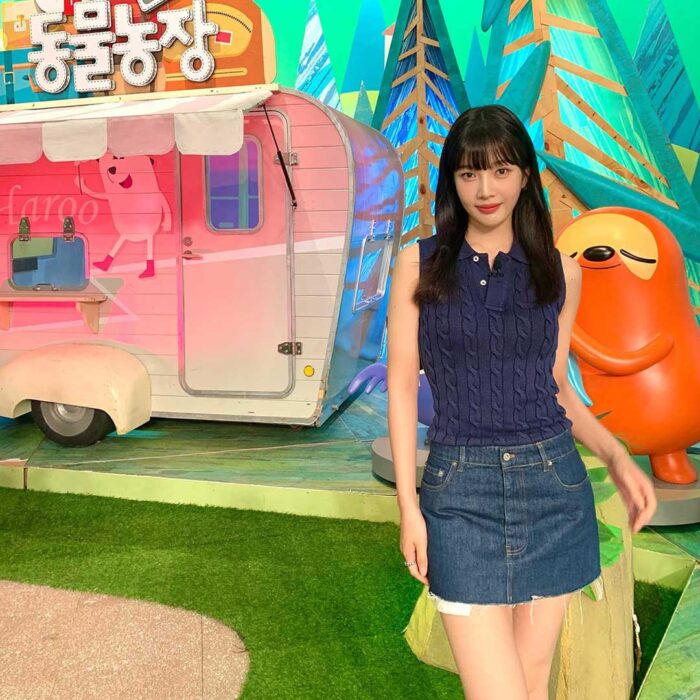 Red Velvet Joy outfit from July 31, 2022 : Tods loafers and more